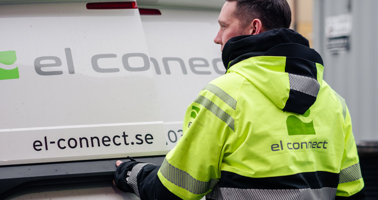 En kolega öppnar firmabilen